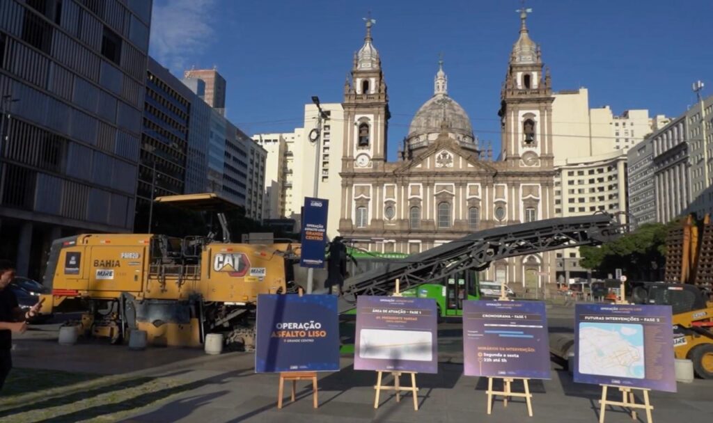 Máquinas da Prefeitura do Rio realizando fresagem noturna na Avenida Presidente Vargas para o Programa Asfalto Liso.
