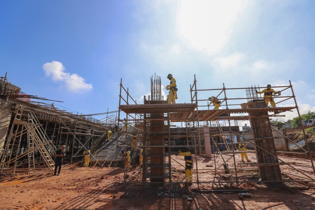 obras do novo Terminal BRT Bairro Imperial Santa Cruz na Zona Oeste do Rio.