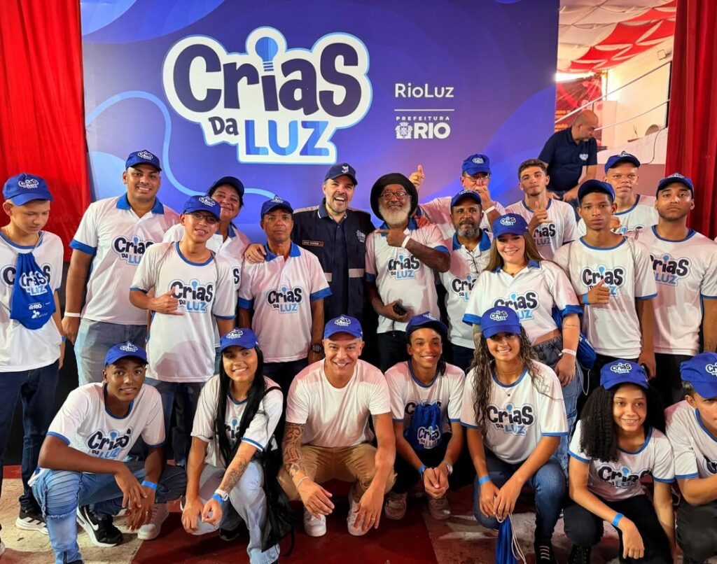 Equipe da RioLuz no lançamento do Projeto Crias da Luz para agentes de iluminação pública no Rio.
