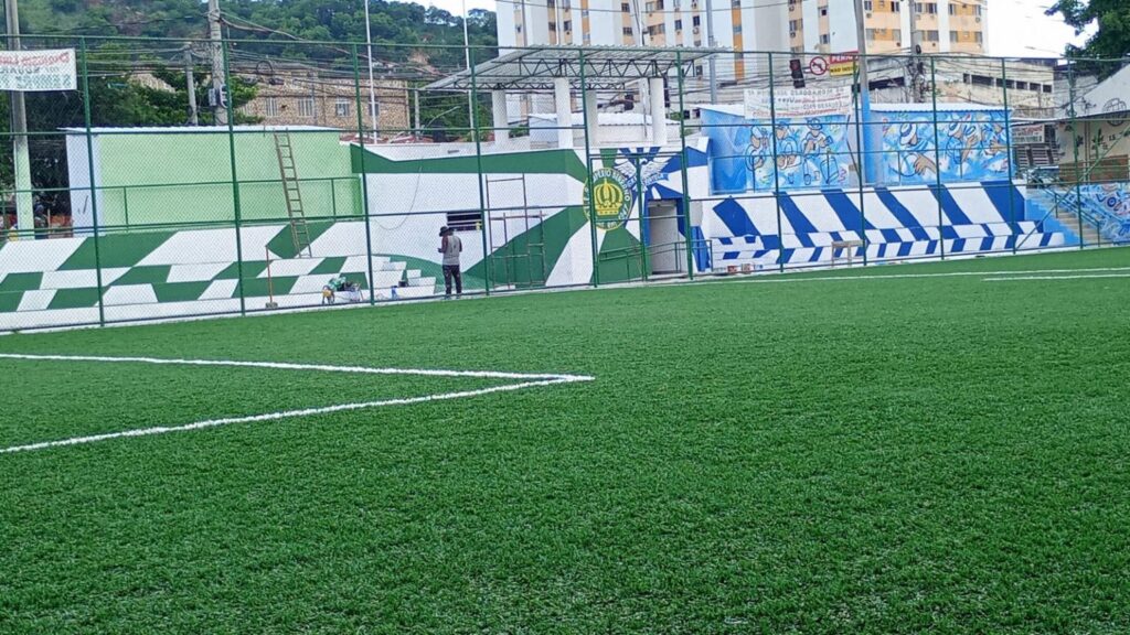 Equipamentos da Academia Carioca instalados na praça do Campo do Cajueiro.