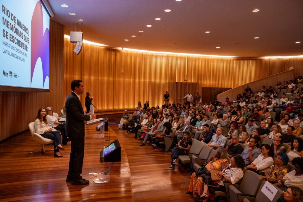 Cerimônia de encerramento do Rio Capital Mundial do Livro no Museu do Amanhã com autoridades.