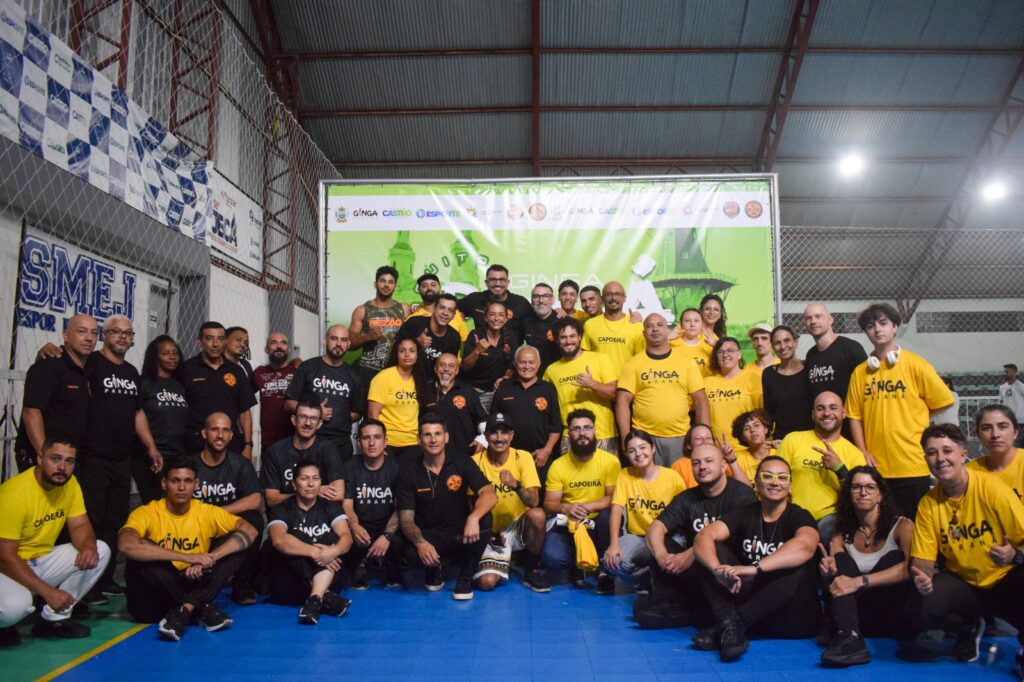 Atletas de capoeira competindo no palco do Volta ao Mundo Bambas (VMB).