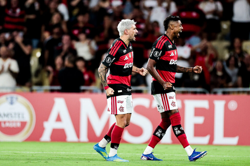Jogadores do Flamengo comemoram gol contra o Independiente Medellín no Maracanã.