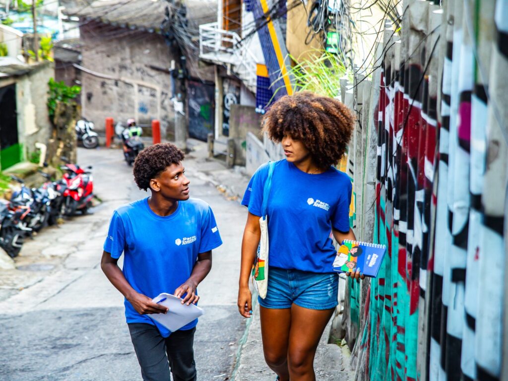 Jovens em oficina de capacitação do projeto Pacto pela Juventude no Rio de Janeiro.