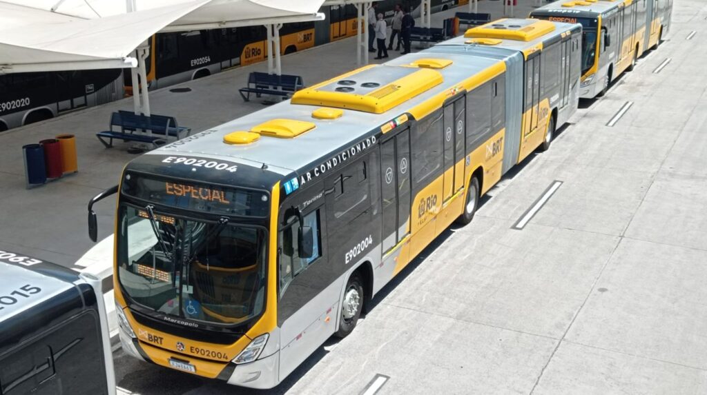 Ônibus intermunicipal e BRT no Terminal Metropolitano Pedro Fernandes em Irajá.
