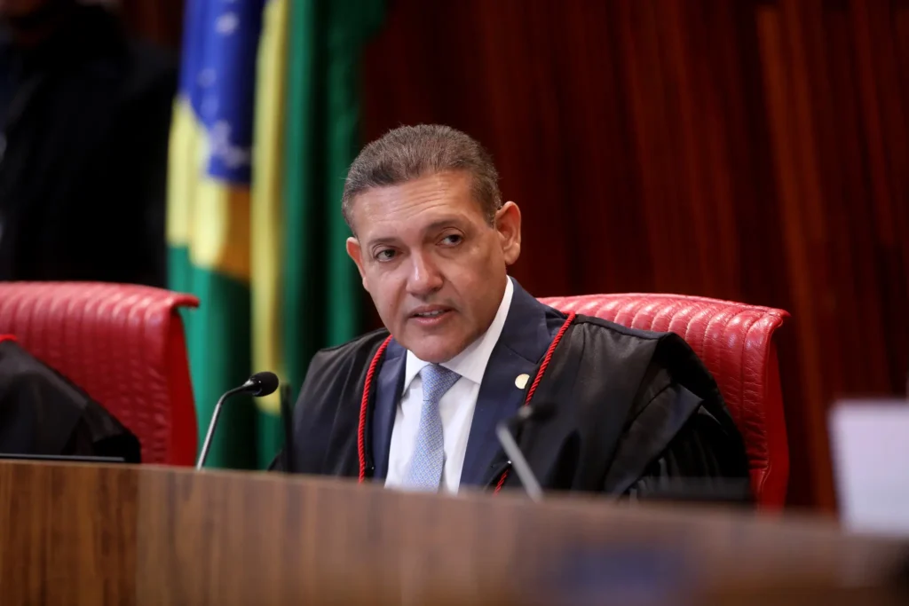 Nunes Marques e André Mendonça no plenário do TSE durante eleição para presidência.