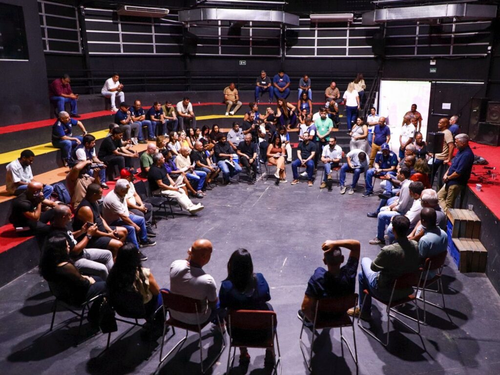 Prefeito Eduardo Cavaliere em reunião com moradores da Maré sobre obras do PAC.