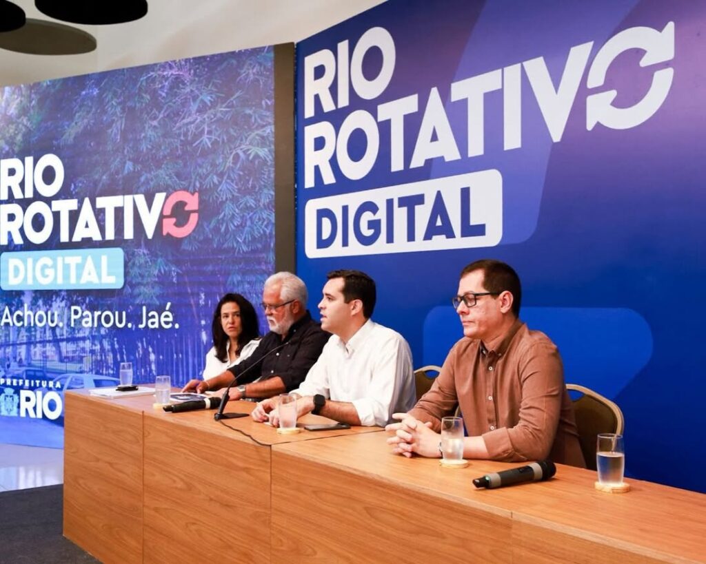 Prefeito Eduardo Cavaliere apresentando o novo sistema Rio Rotativo Digital