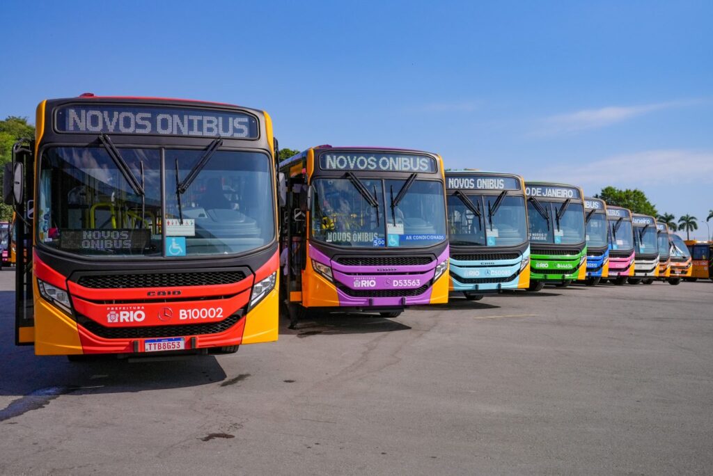 Fileira de novos ônibus azuis e brancos com ar-condicionado estacionados