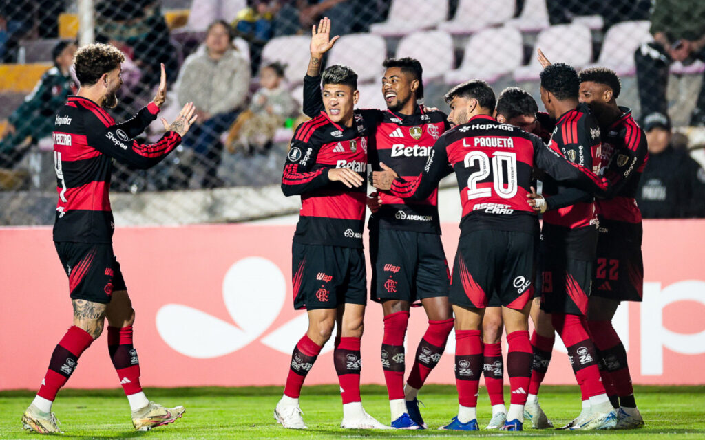 Jogadores do Flamengo comemoram gol de Bruno Henrique contra o Cusco na Libertadores.