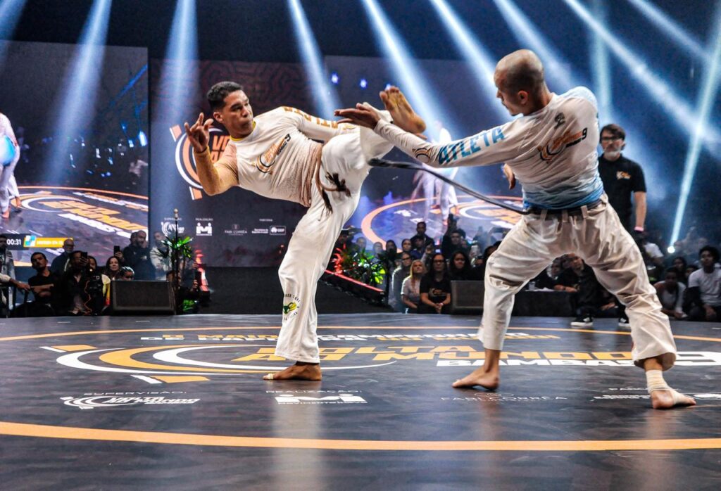 Atletas de capoeira em disputa no evento VMB 11 em Brasília.