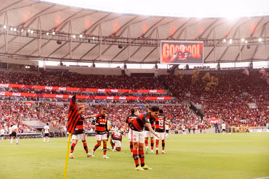 Jogadores do flamengo comemoram gol  no Maracanã.