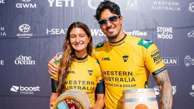 Gabriel Medina e Luana Silva comemorando liderança do ranking da WSL 2026 na Austrália.