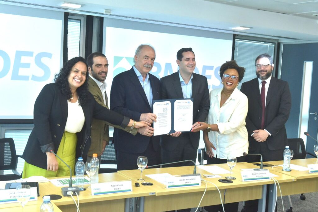 Aloizio Mercadante e Eduardo Cavaliere e a Vereadora Táina de paula assinando o acordo Floresta Viva para restaurar a Mata Atlântica