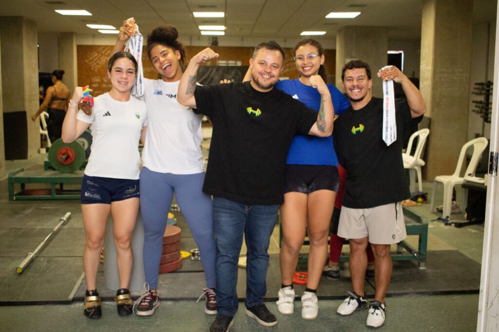 Atletas Laura Amaro e Thiago Félix com medalhas de levantamento de peso conquistadas no Panamá.