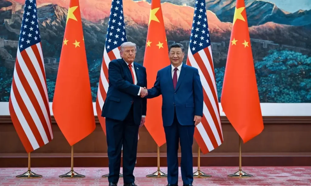 Donald Trump e Xi Jinping apertam as mãos durante visita de Estado em Pequim.