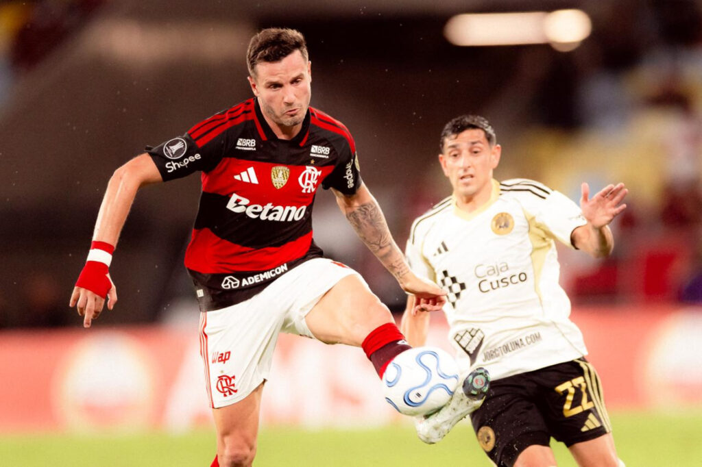 Jogador do Flamengo em disputa  contra o Cusco no Maracanã pela Libertadores.
