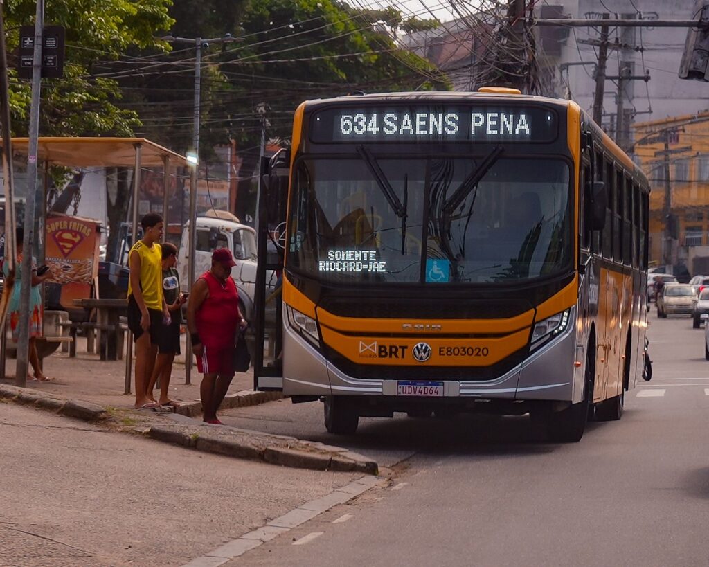 Prefeito do Rio Eduardo Cavaliere e os novos ônibus da Mobi-Rio linha 634 na Ilha do Governador.