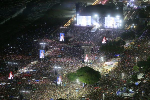 Turistas na Praia de Copacabana durante o evento Todo Mundo no Rio.