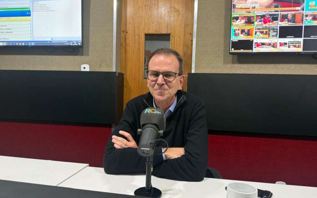 Eduardo Paes durante entrevista em Cabo Frio apresentando propostas para turismo, segurança e desenvolvimento da Região dos Lagos.