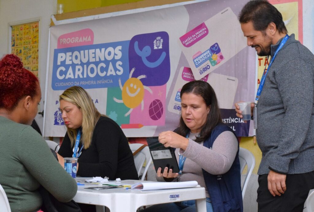 Mães beneficiárias recebendo o Cartão da Primeira Infância Carioca em Campo Grande, no Rio de Janeiro.