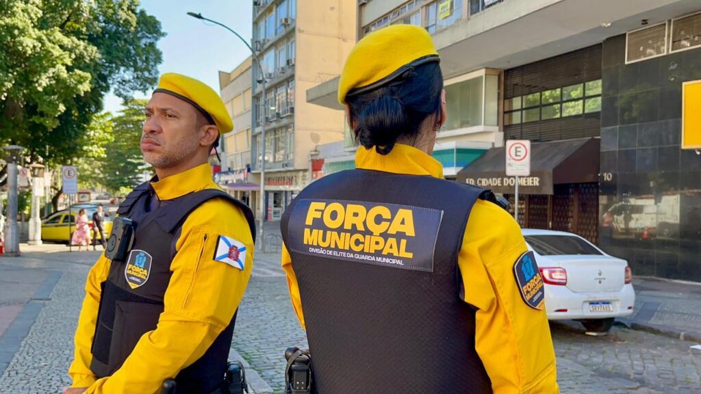 Agentes da Força Municipal realizando patrulhamento preventivo nas ruas do Méier, Zona Norte do Rio.
