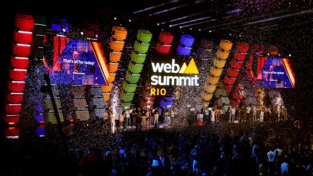 Público assistindo a uma palestra no evento de tecnologia Web Summit Rio 2026 no Riocentro.