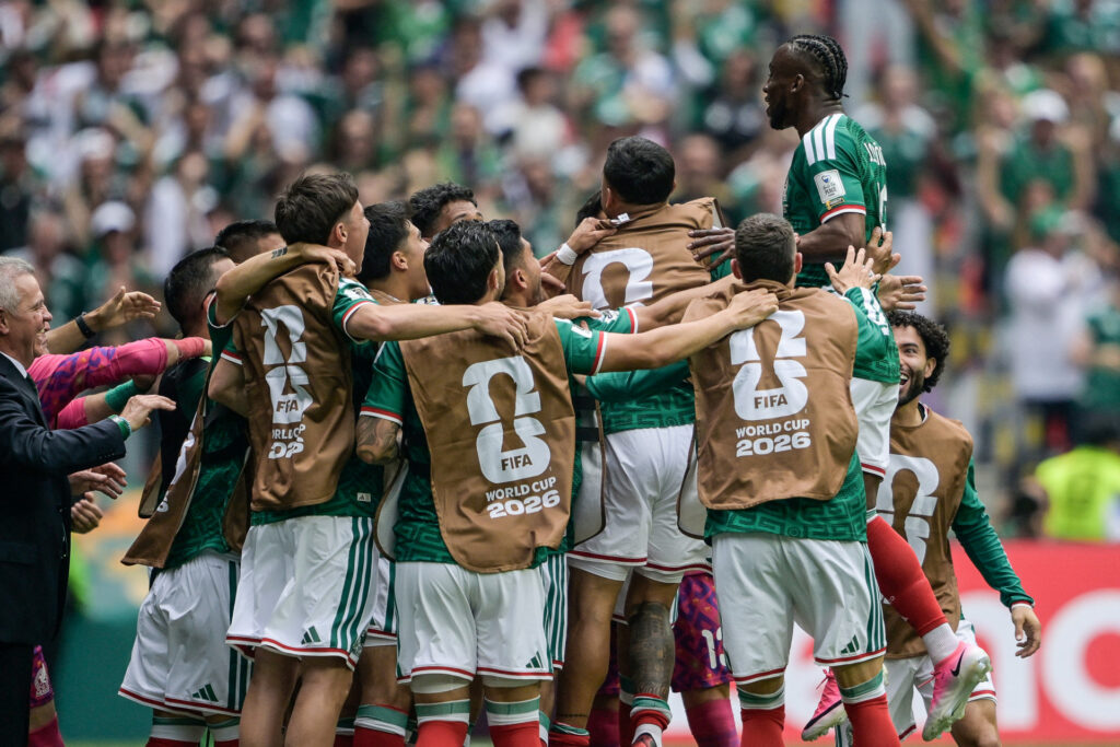 Quiñones comemora o primeiro gol do México contra a África do Sul no Estádio Azteca na abertura da Copa de 2026.