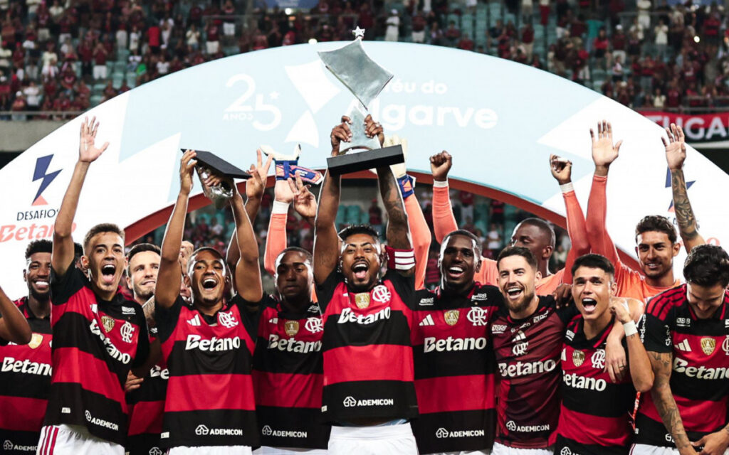 Jogadores do Flamengo comemoram a vitória sobre o Benfica e a conquista do Troféu de Algarve em Portugal.