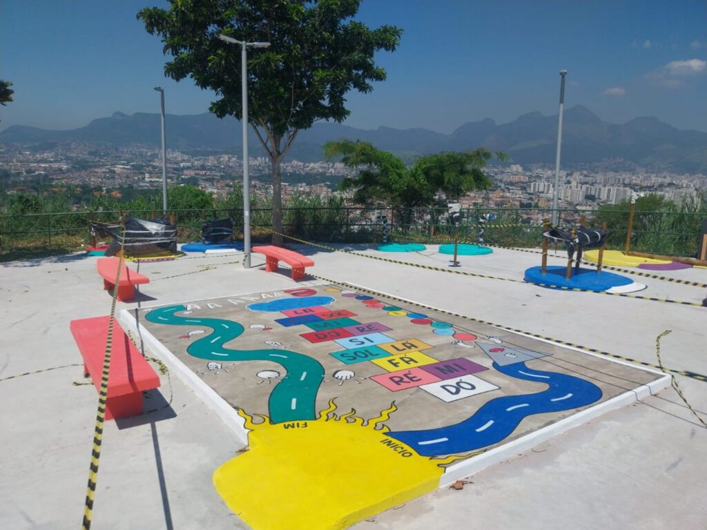 Morro do Adeus, no Complexo do Alemão, Zona Norte da cidade, um novo espaço de lazer, esporte e convivência localizado na área próxima ao teleférico: a Praça do Mirante Morro do Adeus.