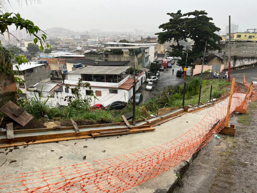 Obras da Prefeitura do Rio melhoram mobilidade e segurança de pedestres no Morro do Adeus, no Complexo do Alemão.