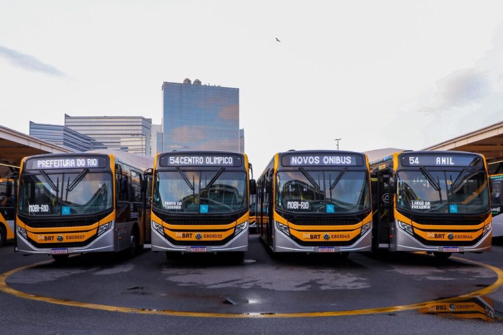 Ônibus da Linha 54 do Conexão BRT em operação