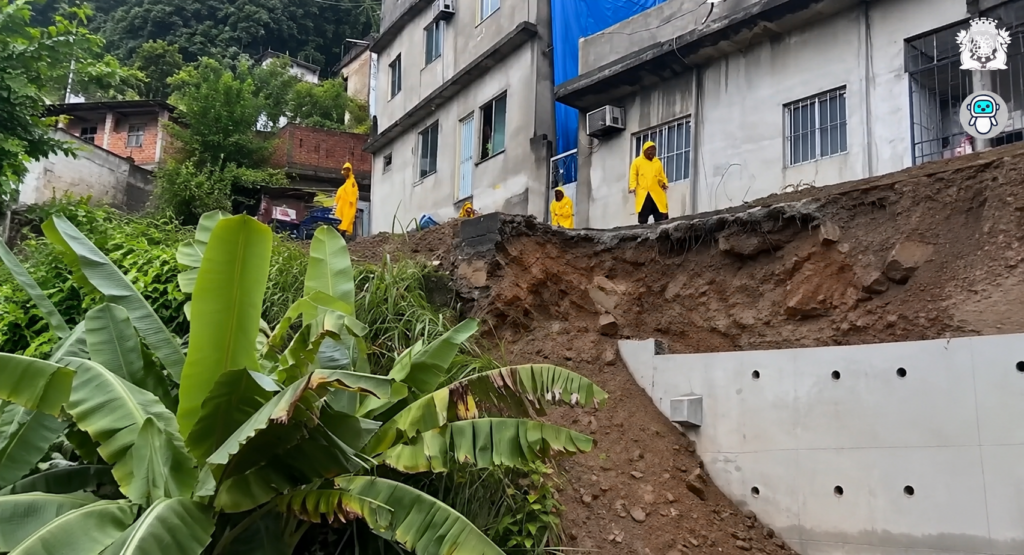 Obras do PAC Encostas realizadas pela Prefeitura do Rio para contenção de encostas e prevenção de deslizamentos em comunidades.