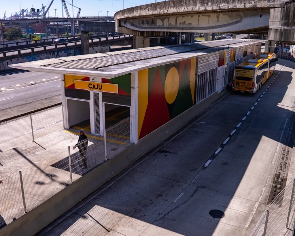 Estação Caju do BRT Transbrasil inicia operação no Rio de Janeiro.