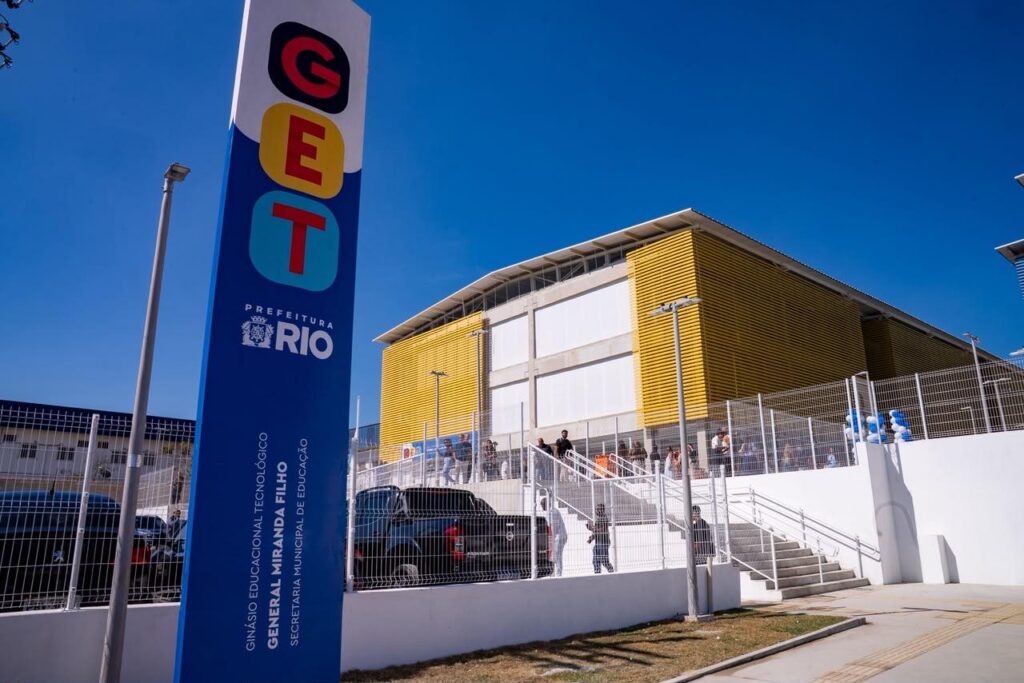 fachada do Novo GET General Miranda Filho inaugurado em Inhoaíba amplia rede municipal de escolas do Rio de Janeiro.