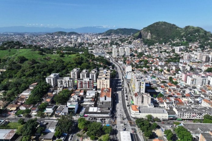 Eduardo Paes durante agenda na Praça Seca, em Jacarepaguá, onde prometeu novo batalhão da PM
